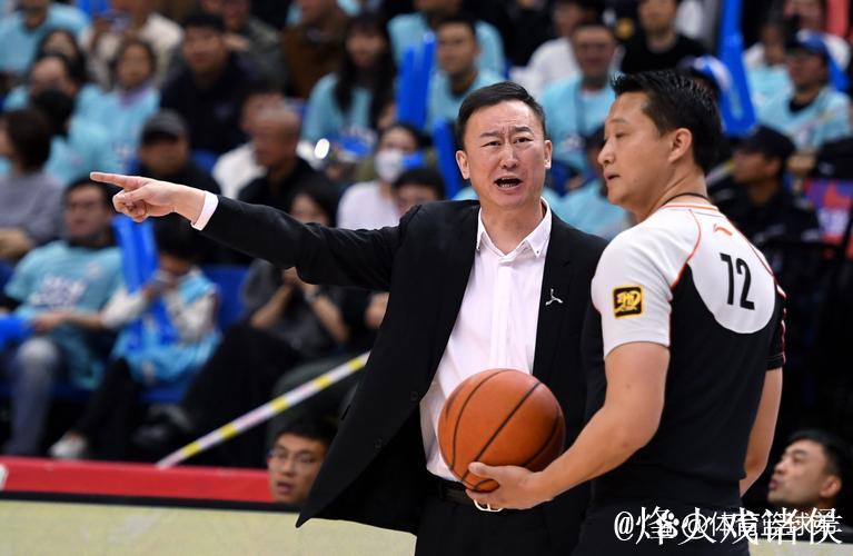 青岛男篮主场力克四川迎新赛季两连胜,主帅刘维伟赛后提醒队员保持专注 青岛男篮主场力克四川迎新赛季两连胜,主帅刘维伟赛后提醒队员保持专注