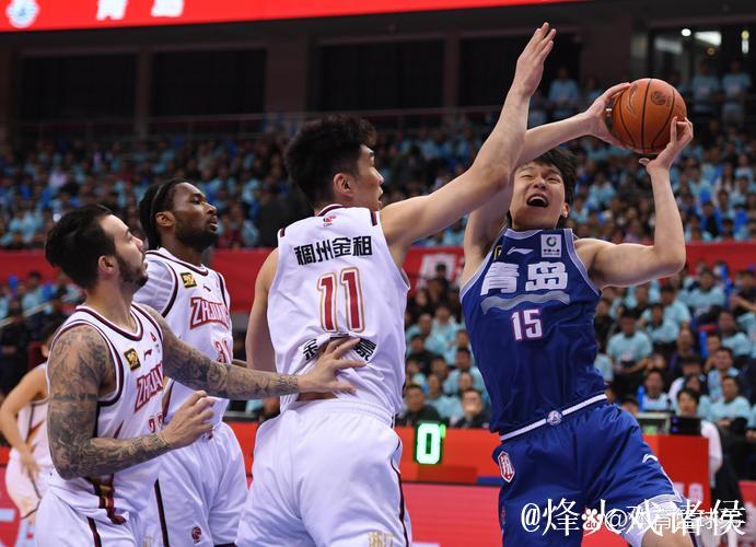 青岛男篮主场力克四川迎新赛季两连胜,主帅刘维伟赛后提醒队员保持专注 青岛男篮主场力克四川迎新赛季两连胜,主帅刘维伟赛后提醒队员保持专注